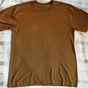 Men’s Lululemon Short Sleeve Shirt